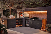 Sunforno wood-fired pizza oven with 70×50 cm cooking chamber, stainless steel structure, refractory chamotte fire surface, and chimney with adjustable smoke exit valve. Features high-temperature resistance, efficient heat retention, and a door for the cooking chamber. Ideal for creating delicious wood-fired pizzas.